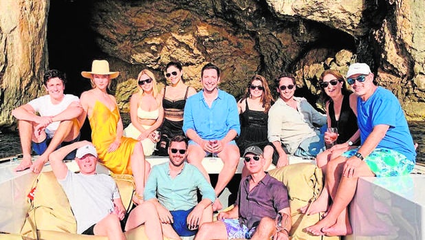 Alta mar Jeff Bezos (con gorra gris) ha navegado junto a Lauren Sanchez (en el centro de negro) y amigos como Karlie Kloss (también arriba) y su marido Joshua Kushner