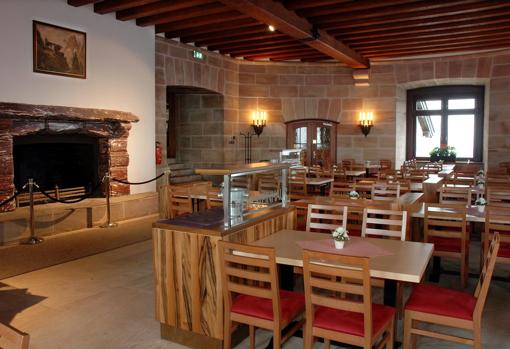 En el interior del restaurante se puede apreciar todavía la rica chimenea de mármol que Benito Mussolini regaló a Adolf Hitler