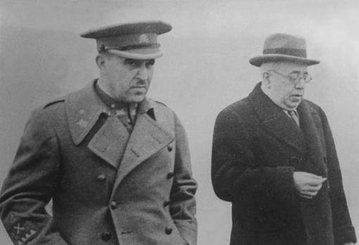 Vicente Rojo (izquierda) y Manuel Azaña, en noviembre de 1937