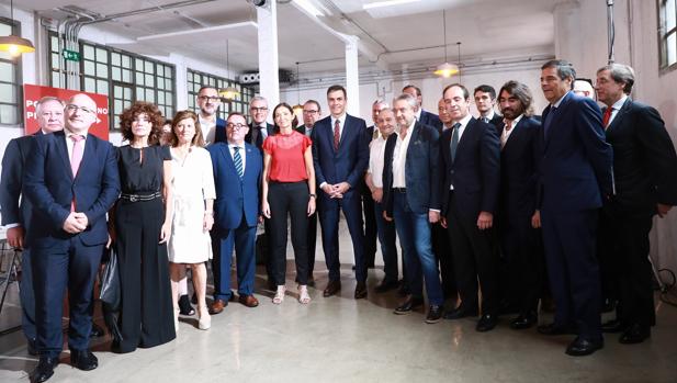 Representantes del sector del automóvil, con Pedro Sánchez y Reyes Maroto