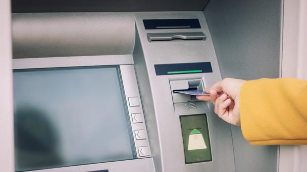Los detenidos sacaron un total de 1.020 euros de la tarjeta bancaria robada