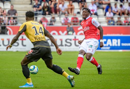 L'arrière gauche Max Clark, dans l'orbite de Séville
- Championnat d'Europe de Football 2020 Disasi en match avec Reims