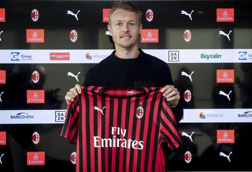 Suivez l'actualité du marché des transferts de Séville
- Championnat d'Europe 2020 Kjaer pose avec la chemise de Milan