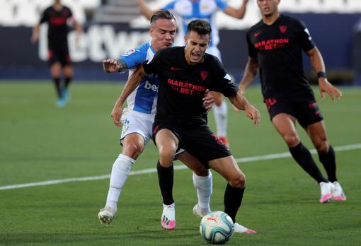 L'arrière gauche Max Clark, dans l'orbite de Séville
- Championnat d'Europe de Football 2020 Roque Mesa combat un ballon avec Reguilón à Leganés - Séville