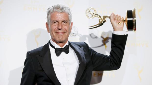Anthony Bourdain posa con uno de sus múltiples premios
