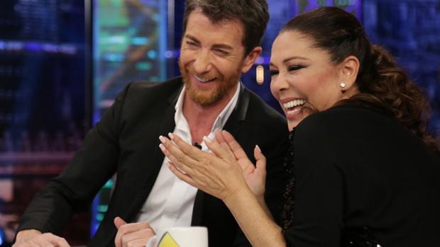 Isabel Pantoja junto a Pablo Motos en su entrevista en «El hormiguero 3.0»