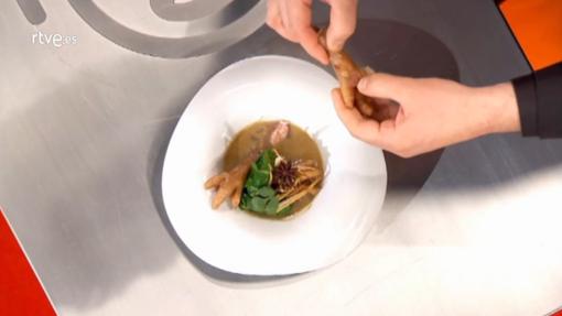 Un caldo demasiado picante y unas patas crudas eran los elementos principales del plato
