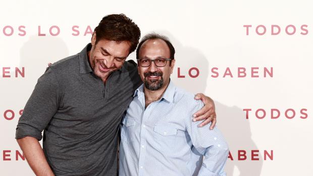 Javier Bardem con el director Asghar Farhadi en la presentación de «Todos lo saben» en Madrid