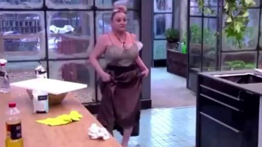 Aramís Fuster caminando por la cocina de la casa