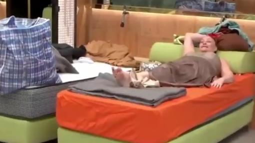 Aramís Fuster, tumbada en la cama mientras conversa con su madre