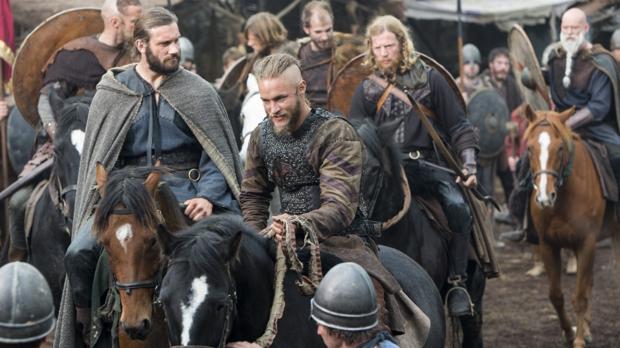 Ragnar (Travis Fimmel, en el centro), junto a varios de los principales vikingos de las primeras temporadas: Rollo (Clive Standen), Torstein (Jefferson Hall) y Floki (Gustaf Skarsgard)