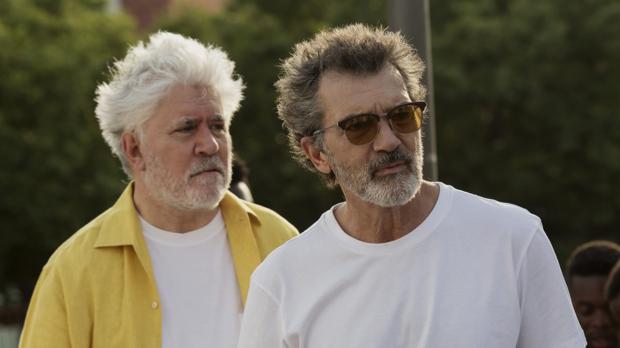 Pedro Almodóvar y Antonio Banderas, en un descanso del rodaje de «Dolor y gloria»