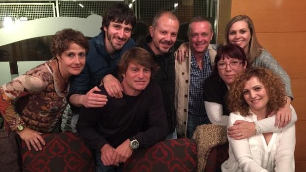 De izquierda a derecha, Isabel Fernández (Amy), Álvaro Navarro (Raj), Iván Jara (Howard), Fernando Cabrera (Sheldon), Jesús Pinillos (Leonard), Rosa Sánchez (directora y Beverly, madre de Leonard), Cristina Yuste (Bernardette) y Mar Bordallo (Penny)