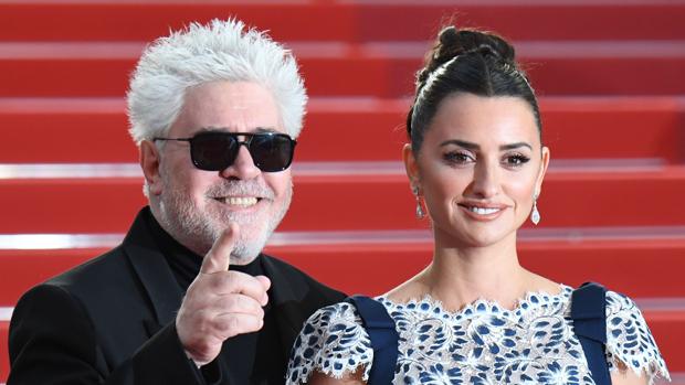 Pedro Almodóvar y Penélope Cruz, en la alfombra roja de Cannes antes de presentar «Dolor y gloria»