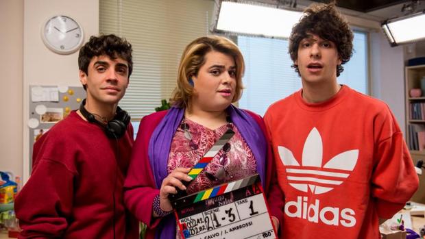 Javier Calvo y Javier Ambrossi, junto a Brays Efe en la grabación de la segunda temporada de «Paquita Salas»