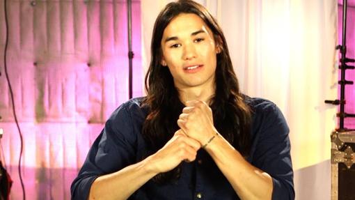 Booboo Stewart en un acto promocional de «Los descendientes 2»
