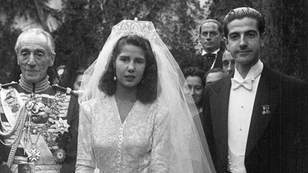 Luis Martínez de Irujo, a la derecha de la imagen, en su boda con Cayetana de Alba