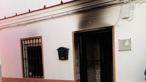 Un bombero acude a un incendio en Guillena sin el traje porque «está en la lavandería»