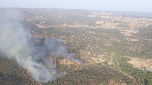 El incendio se declaró en la tarde de este domingo en el paraje Sierra Blanca
