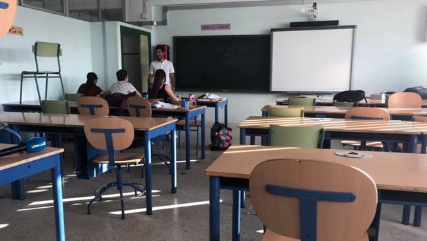 Una de las aulas del IES Bajo Guadalquivir prácticamente vacía de alumnos en la jornada del viernes