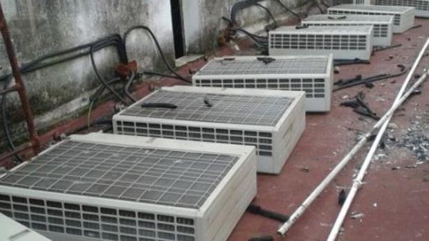 Imagen de archivo de unos equipos de aire acondicionados destrozados e intervenidos en una operación