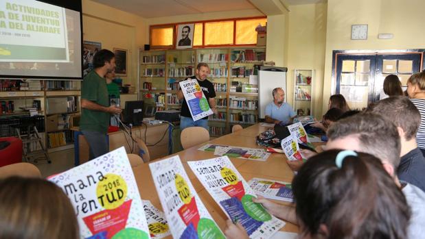 El delegado de Juventud, Julián Guerra, presenta, junto a técnicos municipales, la programación juvenil a delegados del IES Atenea