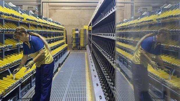 Una empleada de Correos en el interior de una de las oficinas de la sociedad estatal