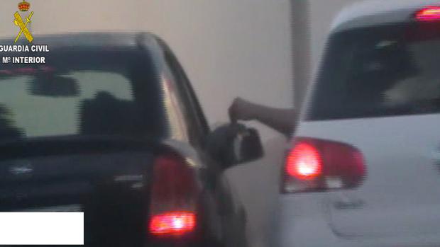 Imagen ofrecida por la Guardia Civil en la que se observa un pase de droga