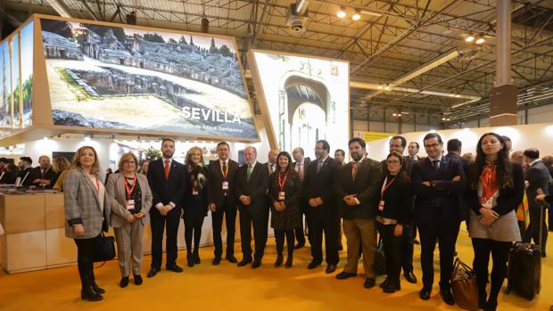 El presidente de la Diputación junto a miembros de las corporaciones locales de la provincia