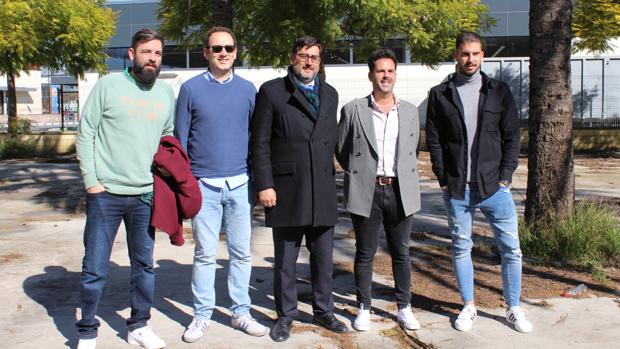 El alcalde de Utrera, junto a los empresarios que van a impulsar la apertura de esta nueva terraza