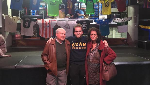 Carlos Ojeda junto a sus padres en una de las exposiciones que ya ha realizado