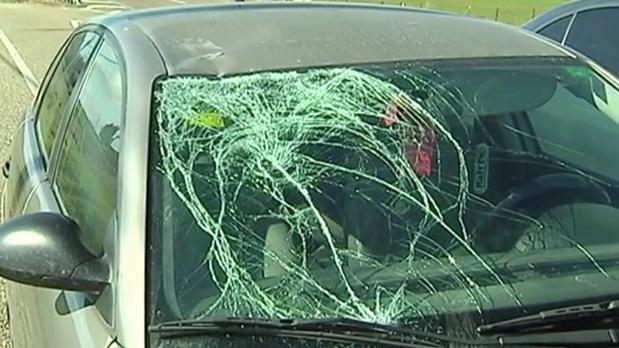 Así quedó la luna delantera del vehículo que atropelló a los tres ciclistas