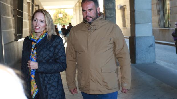 El padre de Aitor junto a su abogada cuando acudió a declarar como testigo el pasado día 8