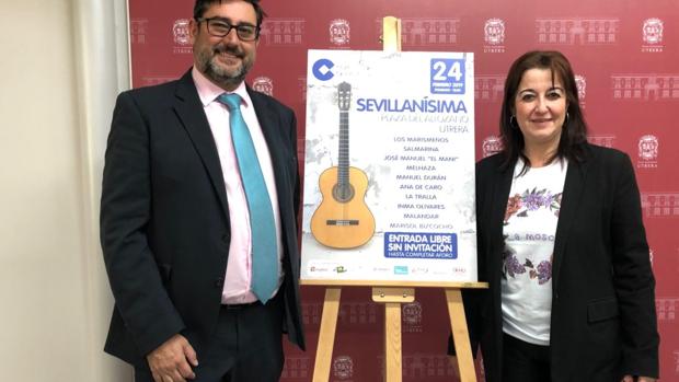 El alcalde de Utrera y la delegada de Cultura posan con el cartel de la gala «Sevillanísima»