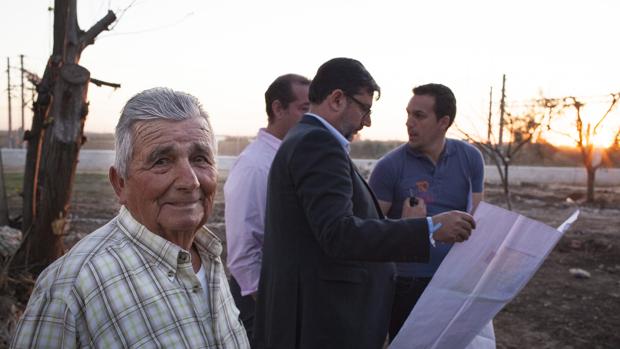 Antonio ha recibido la visita del alcalde de Utrera para comunicarle que podrá seguir cuidando el parque