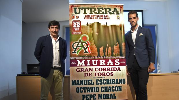 En la imagen, el torero Pepe Moral junto al empresario Carmelo García, flanqueando el cartel de la hiostórica corrida de Miura, que ha sido presentada en la Casa de la Cultura de Utrera