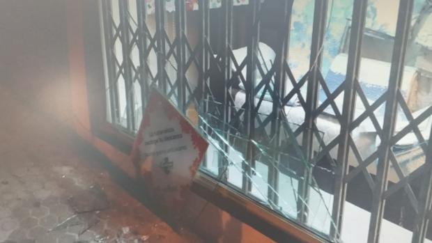 Escaparate contra el que el joven empujó a la chica, que está herida grave