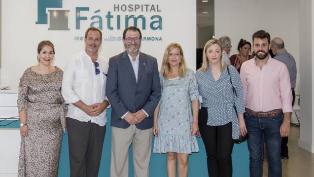 En la imagen, José Antonio Méndez Ferrer, gerente de hospital Fátima, el alcalde de Carmona y parte de su equipo de gobierno