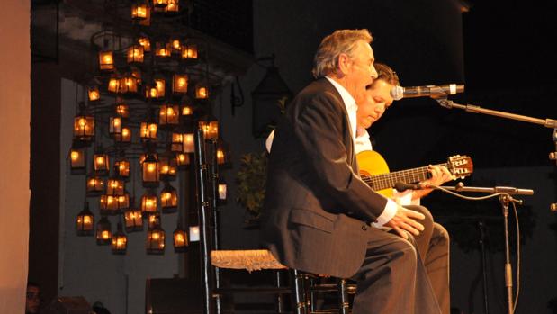 Diego Clavel en una actuación pasada del Festival del Cante Jondo de La Puebla de Cazalla