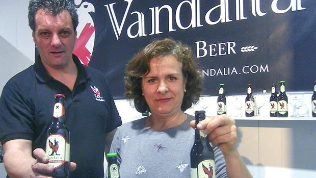 José María Vázquez, maestro cervecero de Vandalia, junto a Consuelo Sánchez, una de las propietarias