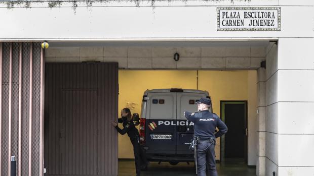 Furgón policial en los juzgados de Dos Hermanas