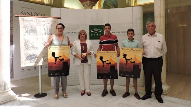 La alcaldesa de Alanís (izquierda) durante la presentación d elas jornadas medievales