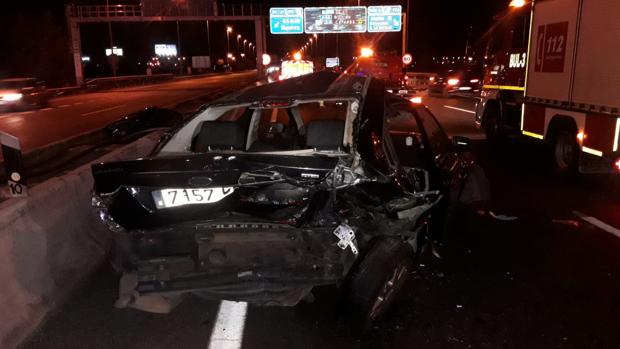 Uno de los vehículos implicados en el accidente ocurrido en la SE-30 en la noche del viernes