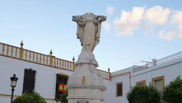 La imagen vandalizada del monumento al Sagrado Corazón de Jesús en La Roda de Andalucía ABC