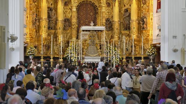 Ambiente dentro de la ermita de la Blanca Paloma