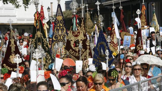 Romeros durnate la celebración del Pontifical en la Plaza del Real del Rocío