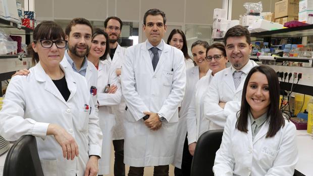 Equipo investigador: de izq. a dcha. los doctores: Inés López, Adrián Vallejo, María Collantes, Patxi San Martin, Ignacio Gil-Bazo, Silvia Cadenas, Amaia Vilas, Margarita Ecay, Silve Vicent y Marta Román.