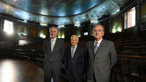 Miguel Carrero, presidente de PSN, flanqueado por Esteban Ímaz, secretario del Consejo de Administración de PSN, y Fidel Campoy, director general de Salup