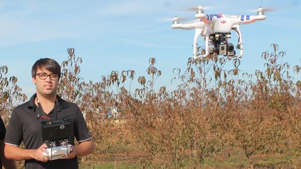 Un joven volando un dron