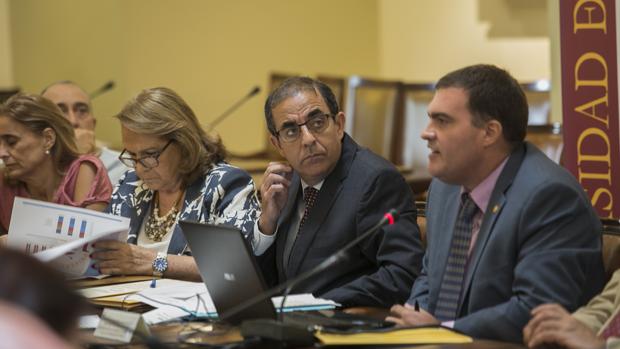 El rector, junto al profesor Francisco Acedo y la presidenta del Consejo Social, Concepción Yolpi
